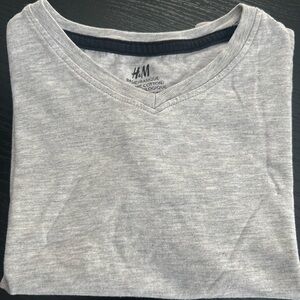 H&M Light Gray V-Neck Tee 

Organic cotton Biologique

IS 2/ 4Y